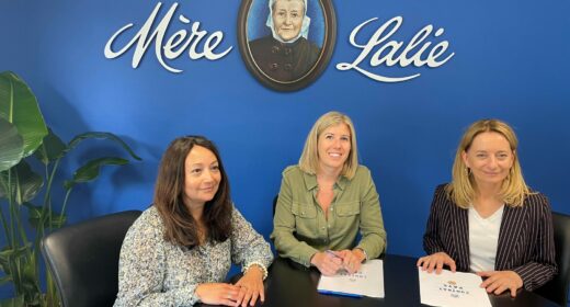 Katty Palma, cheffe Épicerie Salée et Surgelés chez Aldi France, Marion Noirot, directrice des achats chez Aldi France, et Valérie Le Graët, directrice du groupe éponyme, ont signé la convention — Photo : Groupe Le Graët