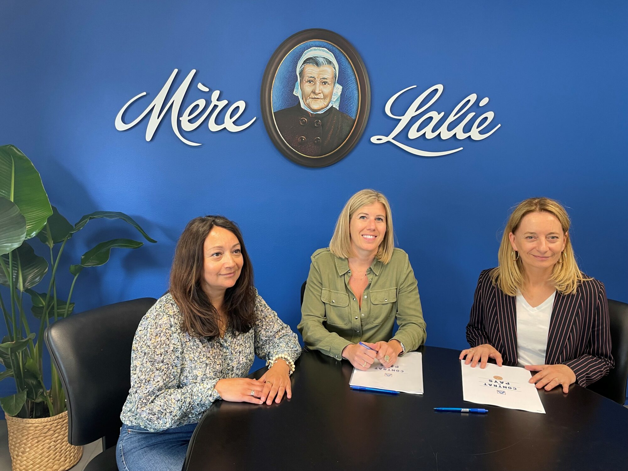 Katty Palma, cheffe Épicerie Salée et Surgelés chez Aldi France, Marion Noirot, directrice des achats chez Aldi France, et Valérie Le Graët, directrice du groupe éponyme, ont signé la convention — Photo : Groupe Le Graët